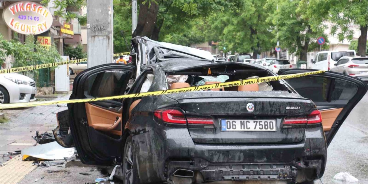 Ankara’da Kontrolden Çıkan Araç Direğe Çarptı: 1 Ölü, 4 Yaralı