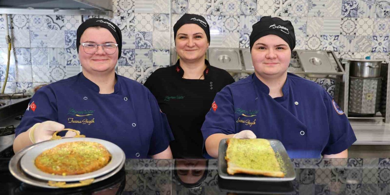 Evinde Anne, Tezgahta Tatlıcı, İş Yerinde Patron