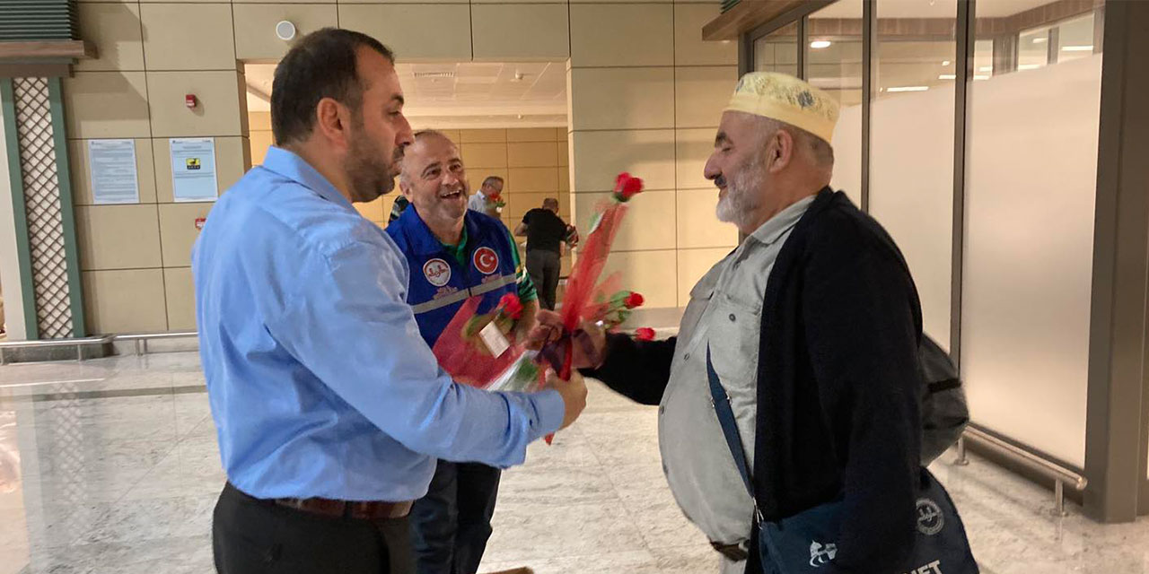 Yurda Dönen Rizeli Hacılar Havalimanında Güllerle Karşılandı