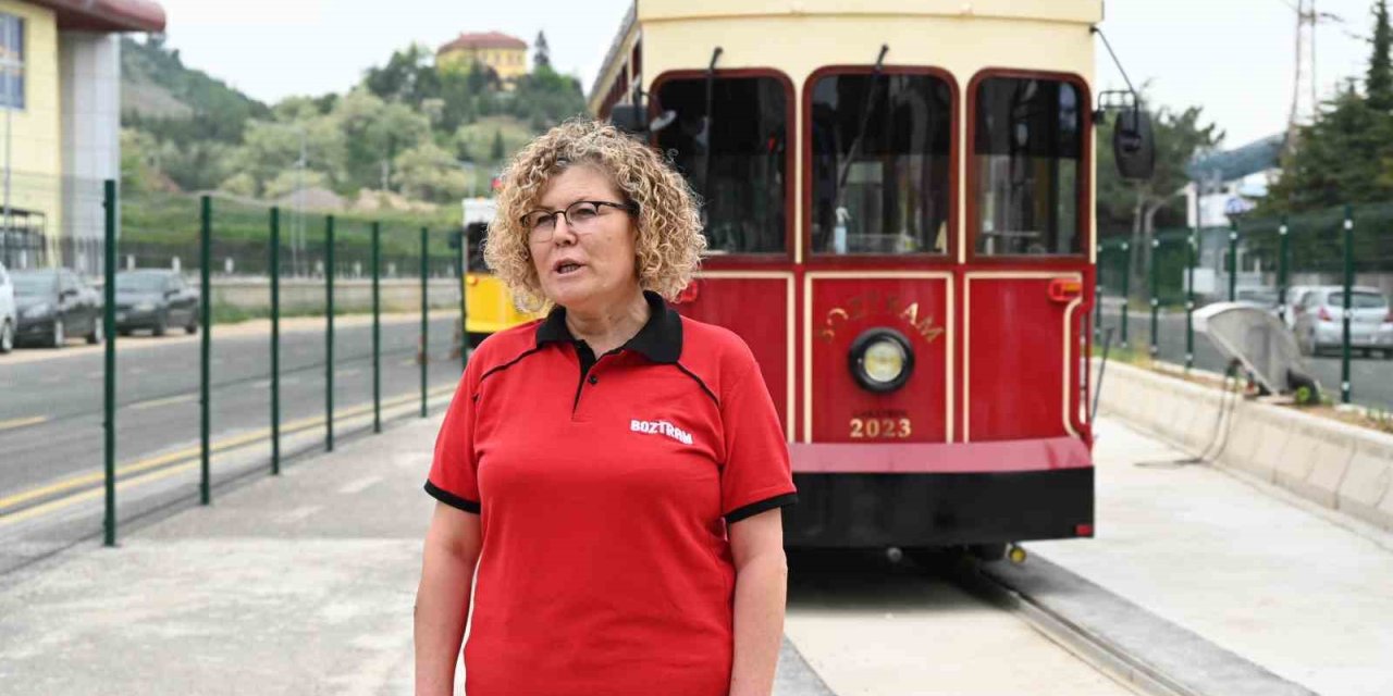 Hem Günde 500 Yolcu Taşıyor Hem De Ev İşlerini Aksatmıyor