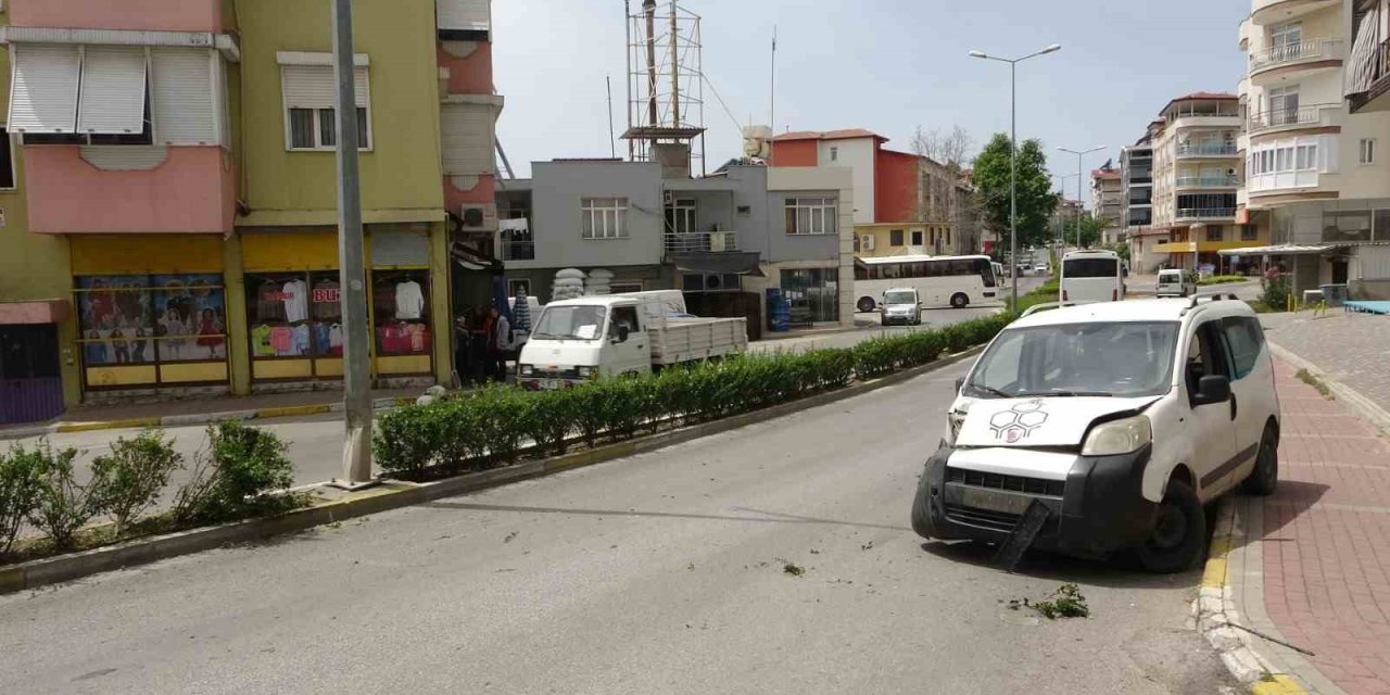 Direksiyon Hakimiyetini Kaybetti, Refüjdeki Aydınlatma Direğine Çarptı