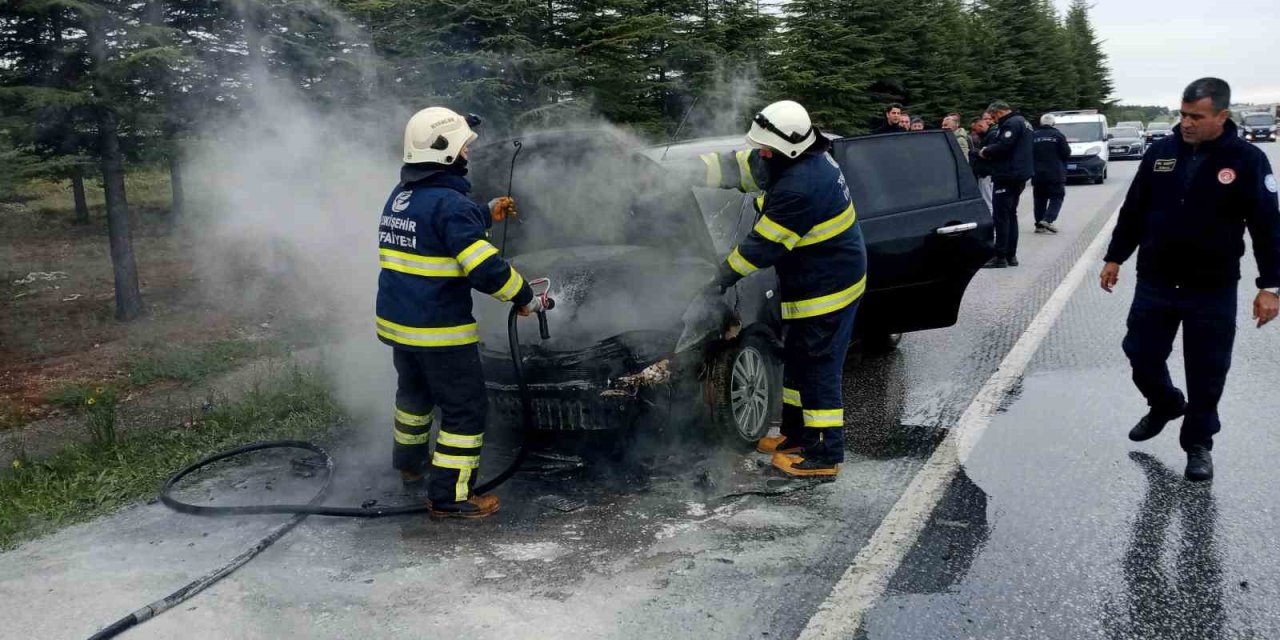 Seyir Halindeyken Yanan Araç Kullanılamaz Hale Geldi