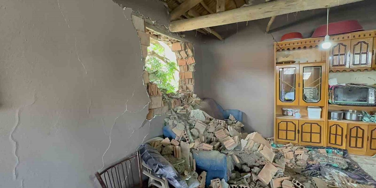 Kontrolden Çıkan Patpat Evin Oturma Odasından İçeri Girdi