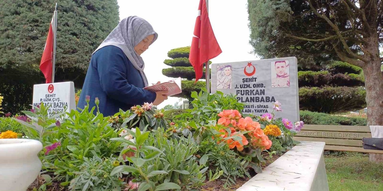 Anneler Günü’nü Şehit Olan Oğlunun Yanında Geçirdi: “O Bana Gelemedi Ben Ona Geldim”