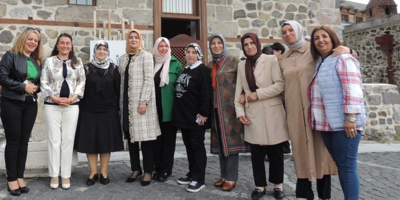 Azime Çiftçi, Melek Öğretmeni Yalnız Bırakmadı