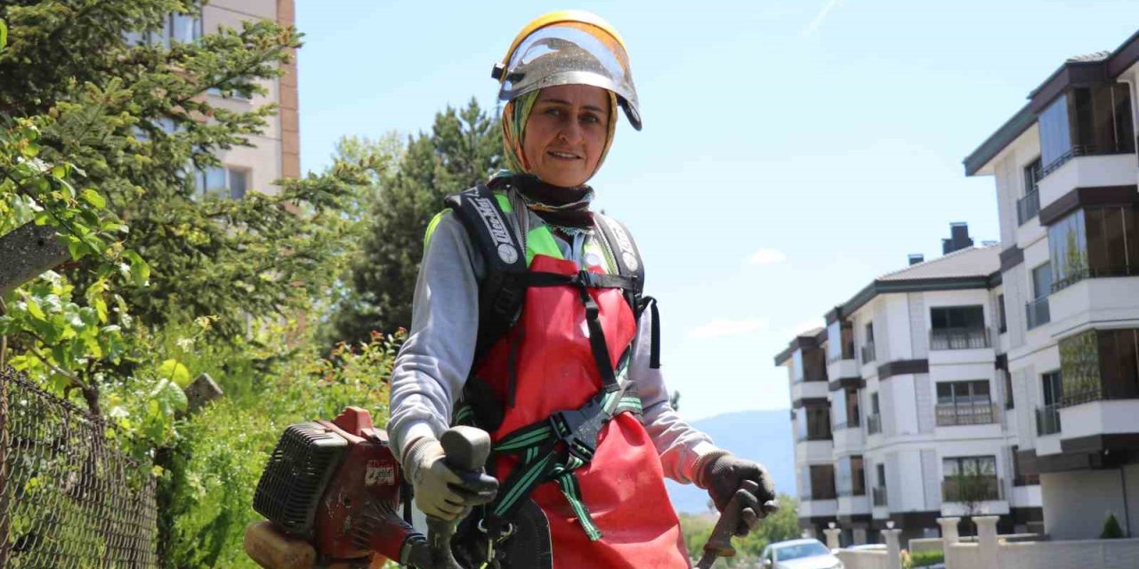 Bolu’nun Sokaklarında Anne Eli: Ekmeğini Şehrin Sokaklarını Temizleyerek Kazanıyor