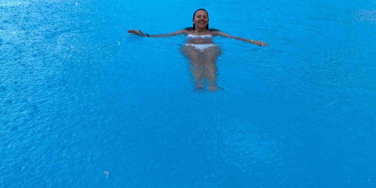 Antalya’da Tatilcilere Yağmur Sürprizi