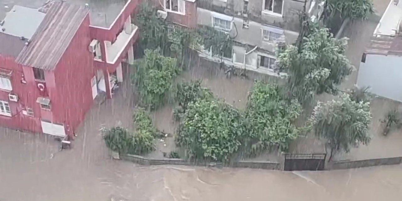 Adana’da Yağmur Nedeniyle Yollar Göle Döndü