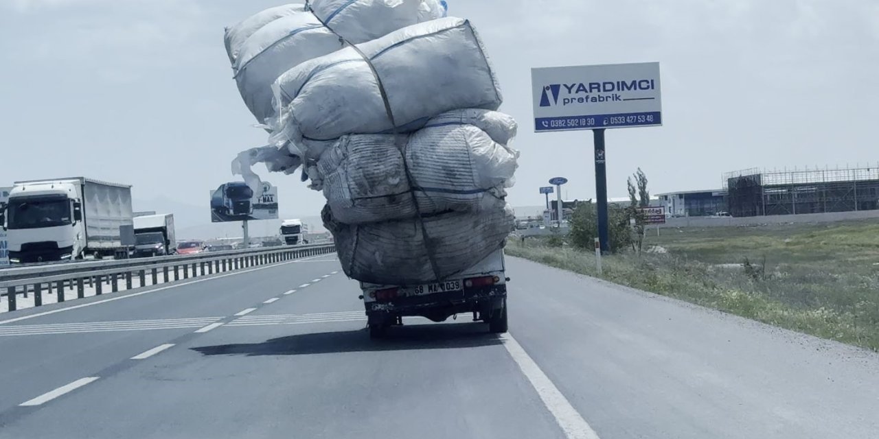 Trafikte “Devrildi Devrilecek” Kamyonet Şok Etti