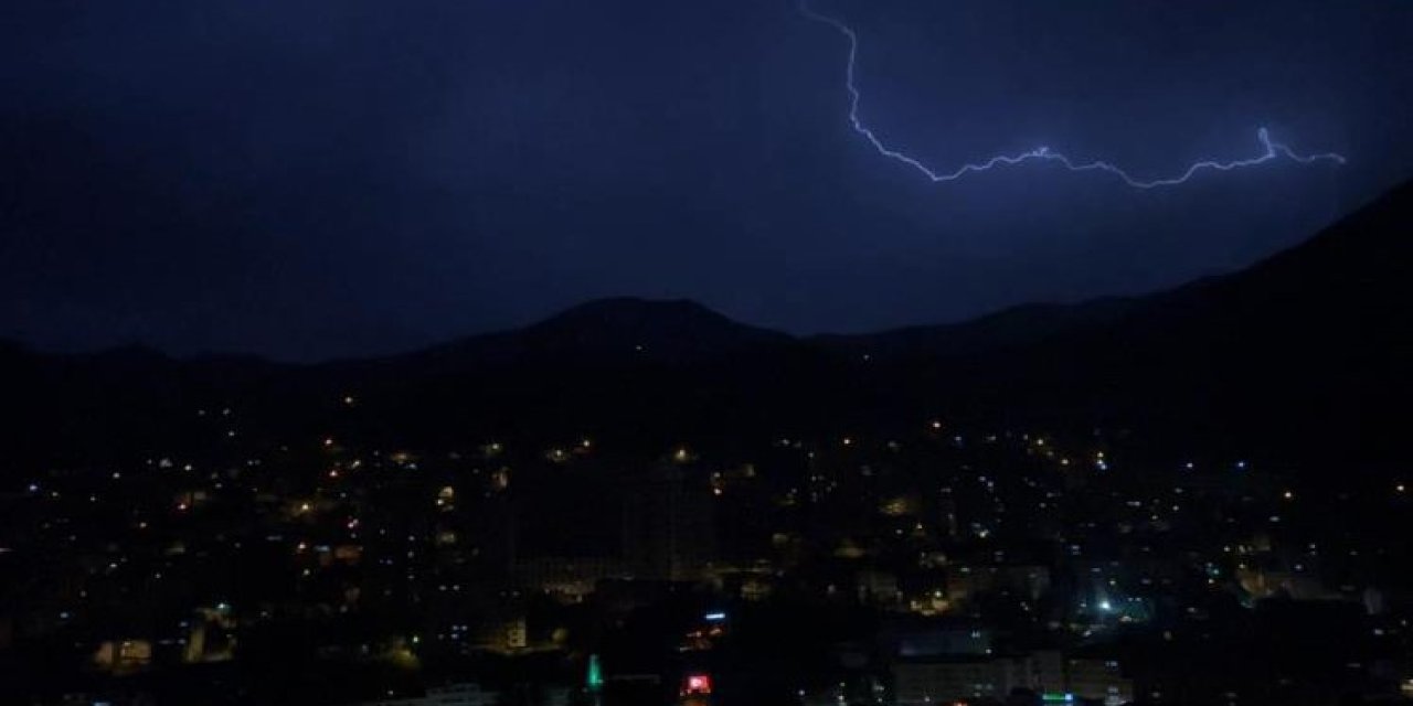 Gümüşhane’de Şimşekler Geceyi Aydınlattı