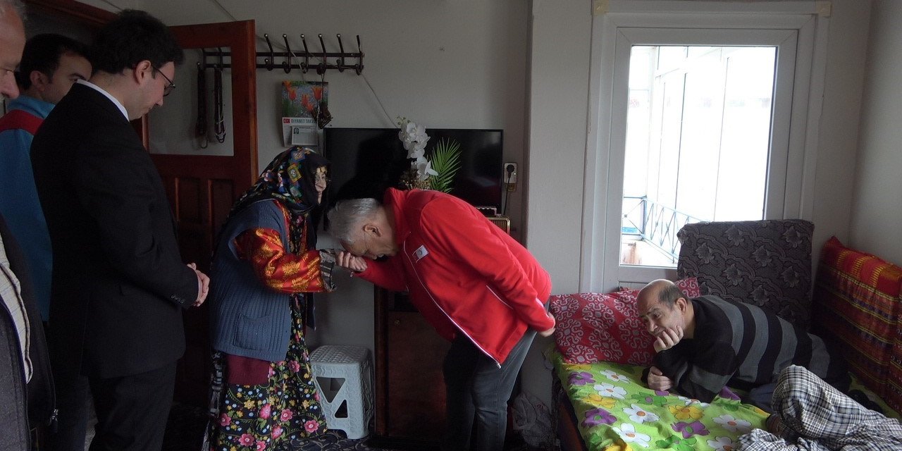 Kızılay’dan Gülsüm Anneye Ziyaret