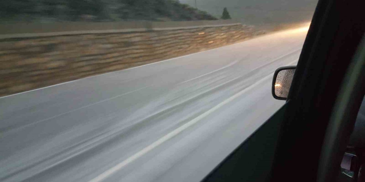 Dolu Yağışı Yolu Beyaza Büründürdü