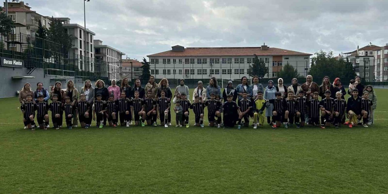 Manisa Fk Sporcuları Seremoniye Anneleriyle Çıktı