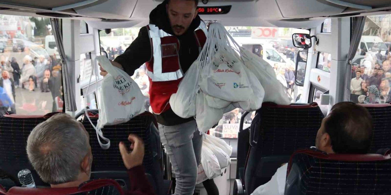 Hacı Kafilesi Hediyelerle Uğurlandı