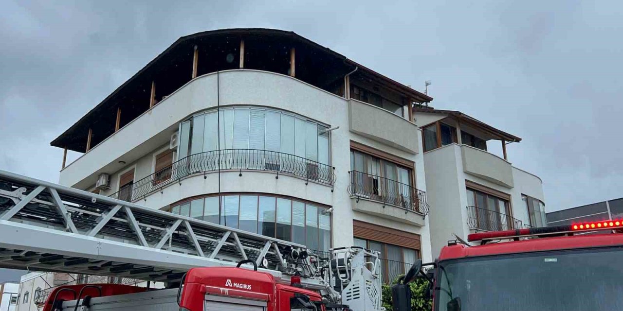 Hatay’da 3 Katlı Binanın Çatısındaki Yangın Kamerada