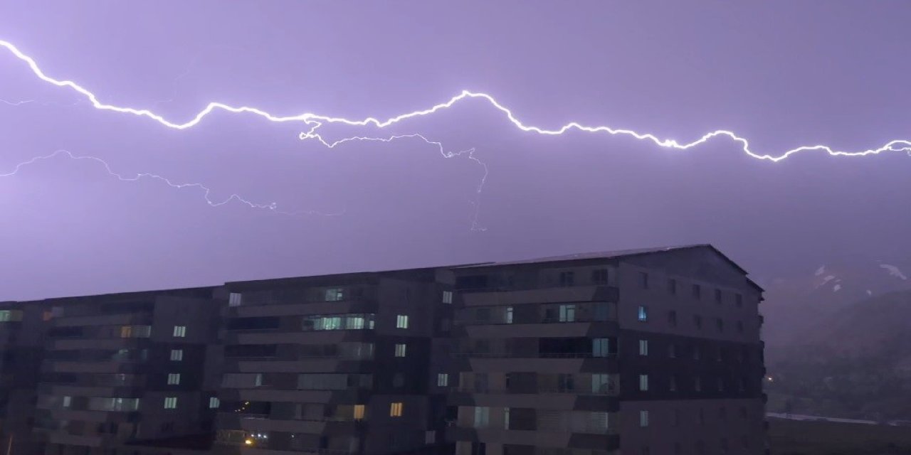 Bitlis’te Şimşekler Geceyi Aydınlattı
