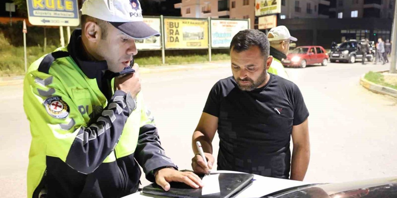 “Alkol Yok Ki Baba” Dedi, Hem 2.37 Promil Alkollü Hem De Ehliyetsiz Çıktı