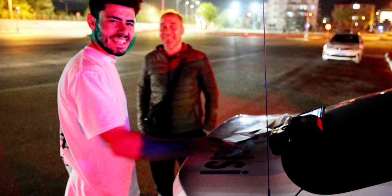 Kamerayı Görünce Gülümsedi, Cezayı Yiyince “Hayırlı Olsun” Dedi