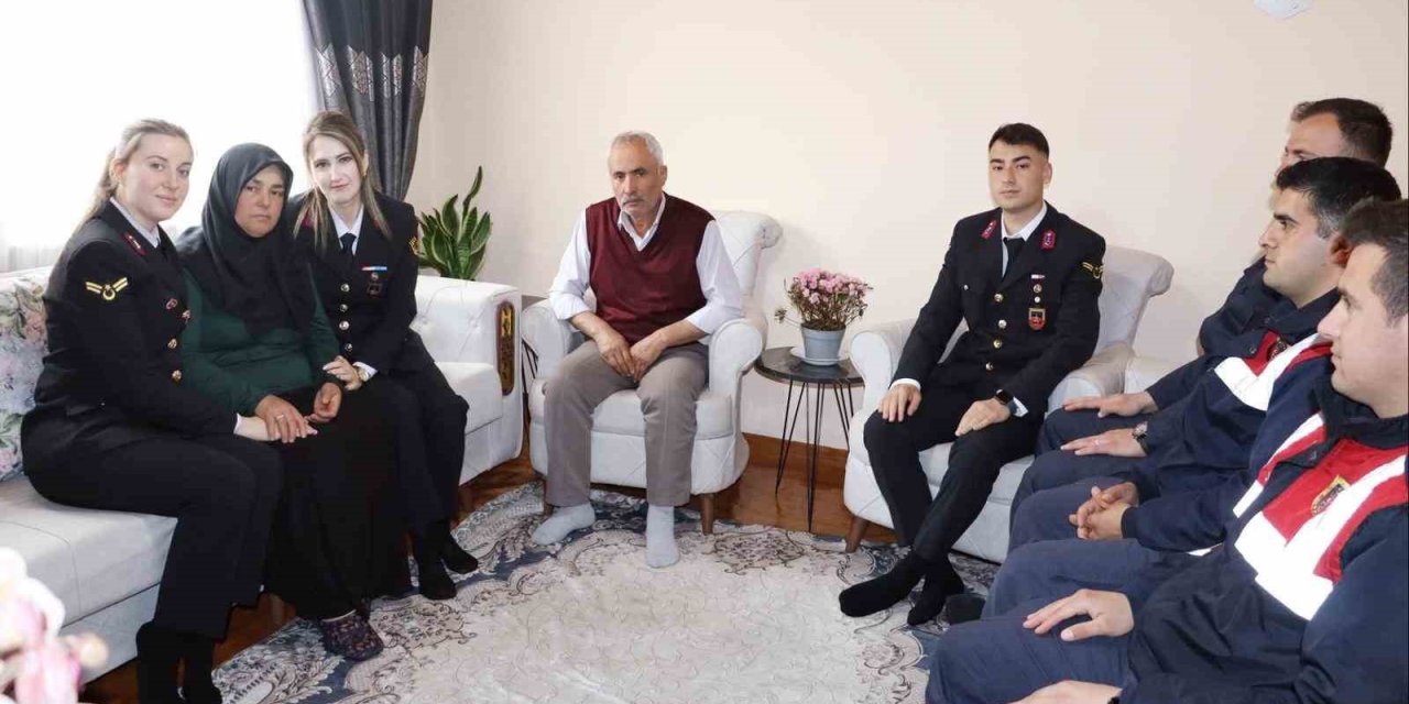 Altıntaş’ta Şehit Asker Annesine Anneler Günü Ziyareti