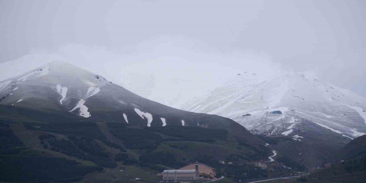 Palandöken’in Zirvesi Beyaza Büründü