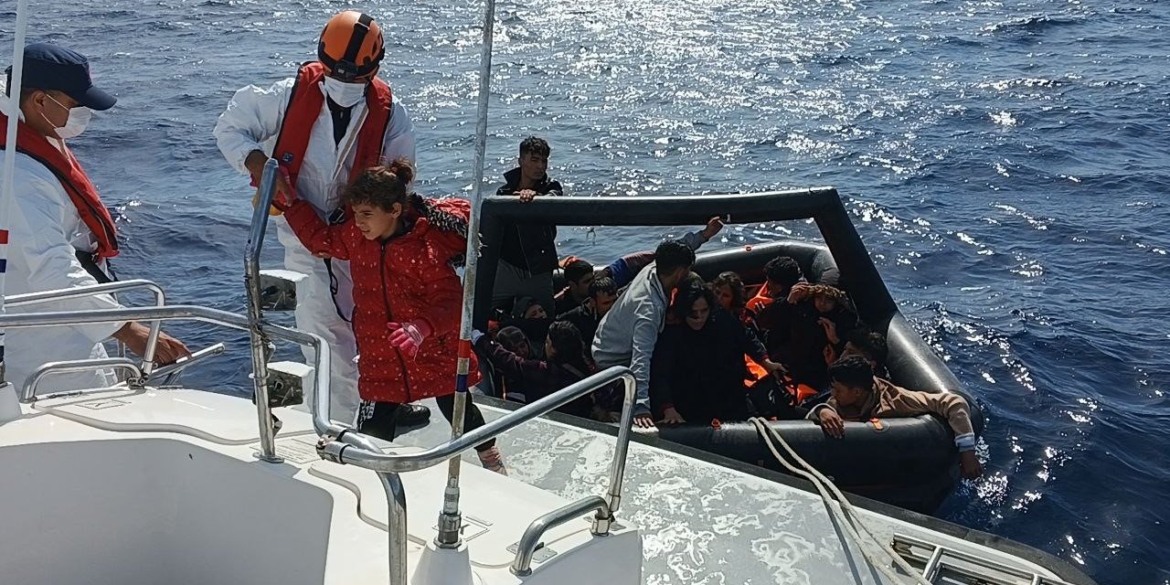 Yunan Unsurları Geri İtti, Can Salı İçindeki Kaçak Göçmenler Dalgalar Arasında Ölümle Burun Buruna Geldi