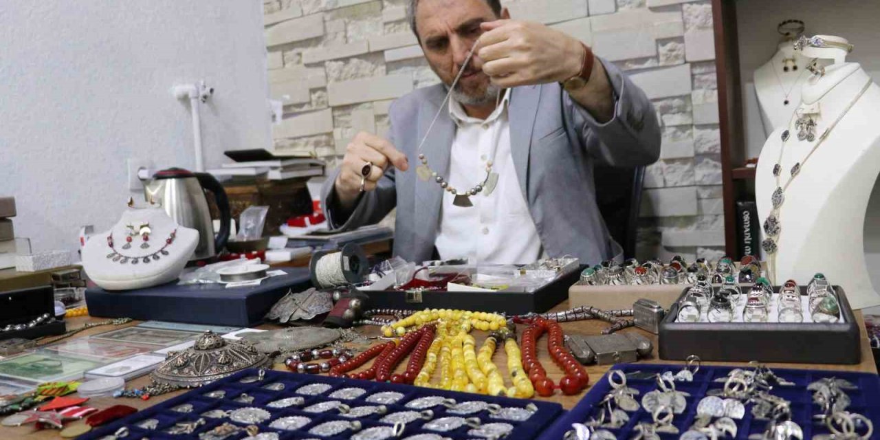 Baba Mesleğini Sürdürerek Köylerden Topladığı Antika Eşyaları Satıyor