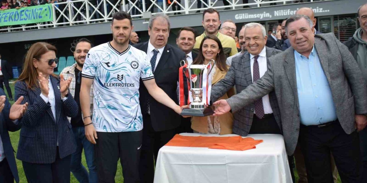 Nilüferli Futbolcular Şampiyonluk Kupasına Kavuştu