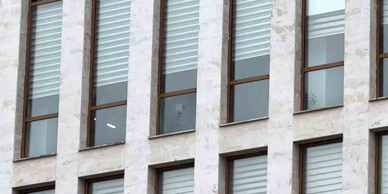 Arnavutköy Kaymakamlığı’na Kurşun İsabet Etti, Polis Harekete Geçti