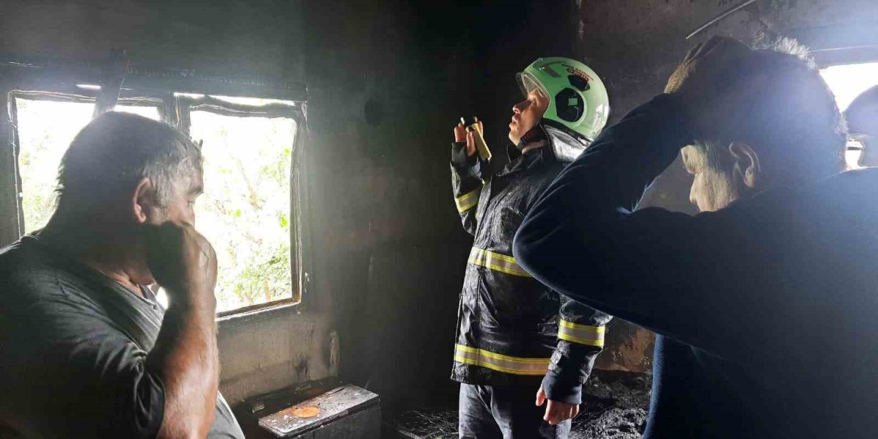 İki Katlı Ev, Çıkan Yangında Kullanılamaz Hale Geldi