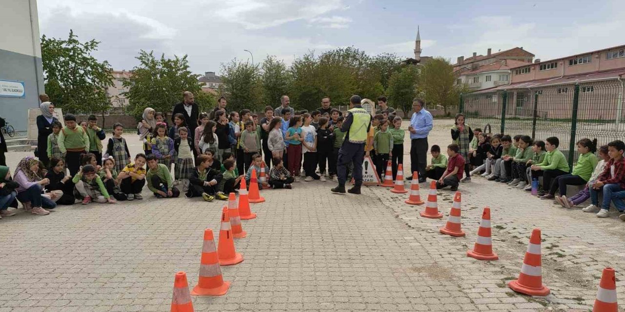 Çavdarhisar’da Jandarmadan Öğrencilere Trafik Eğitimi