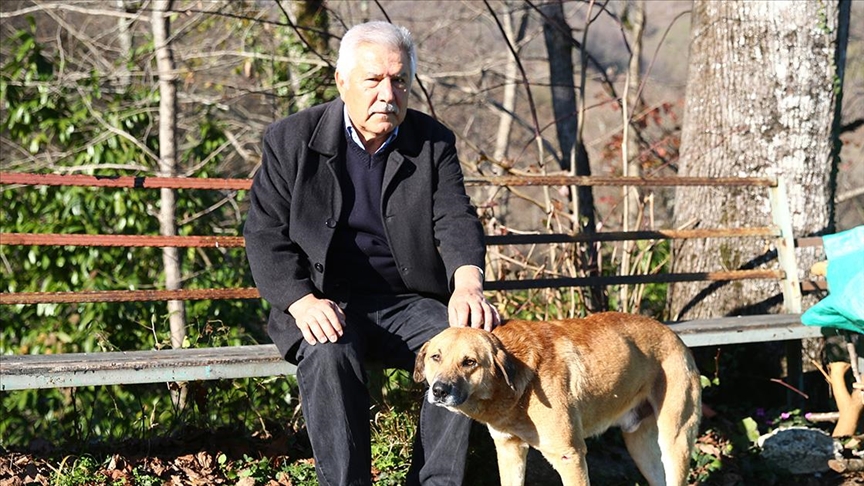 Kışın sahipsiz hayvanlar için köye mama taşıyor