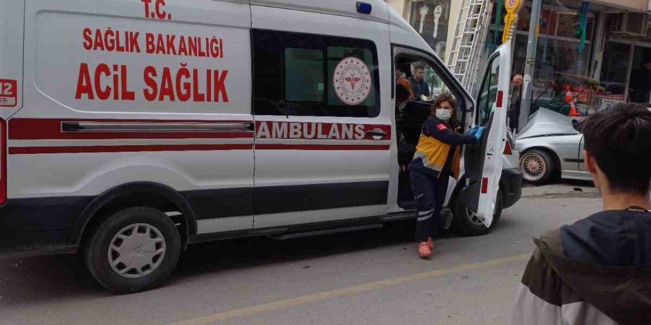 Elektrik Direğine Çarpan Otomobil Hurdaya Döndü, Direk Yerinden Bile Oynamadı