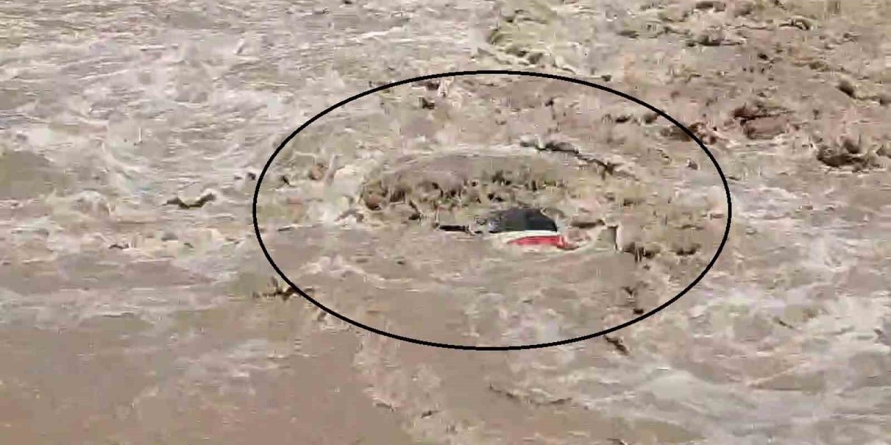 Sel Sularına Kapılan Araçtaki 2 Kişi Yaralandı