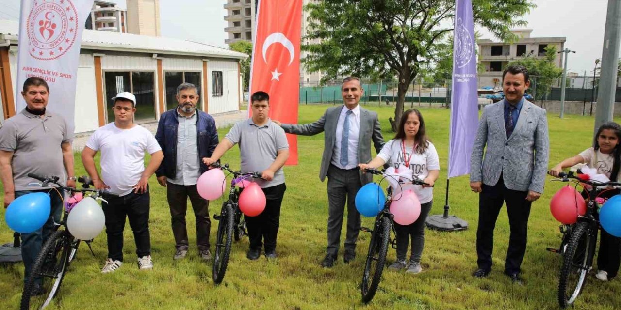 Down Sendromlu Çocuklara Bisiklet Dağıtıldı