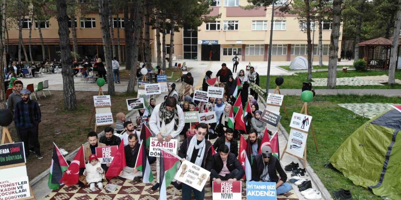 Üniversite Öğrencilerinden Filistin’e Destek İçin Oturma Eylemi