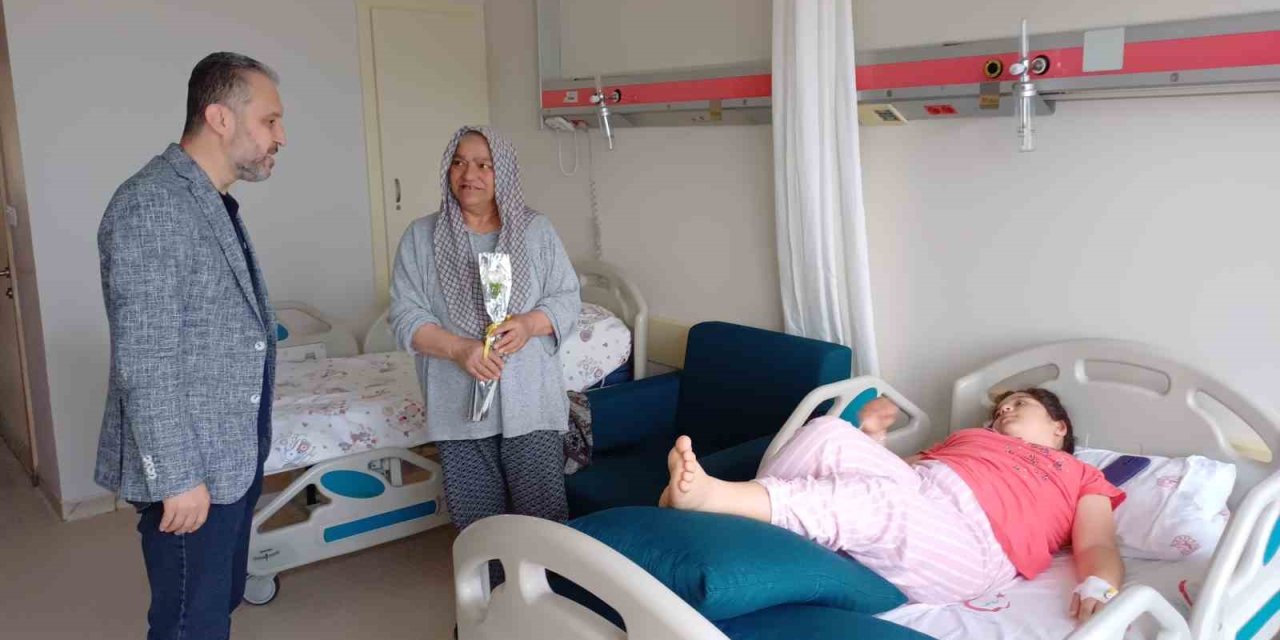 Hasta Yataklarında Çiçek Sürprizi Duygulandırdı