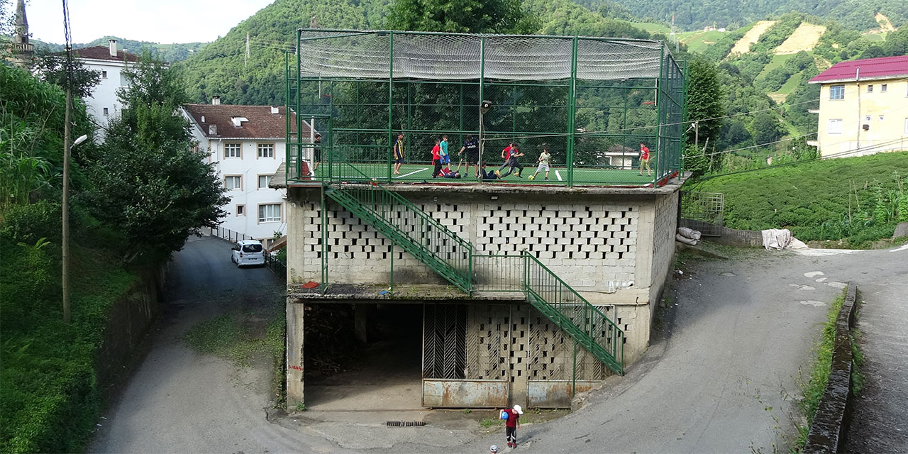 Çay alım yerinin çatısında halı saha