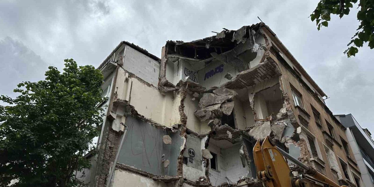 Şişli’de Akıl Almaz Olay: Kepçe Ünlü Oyuncunun Duvarını Yıktı, Kadın Şoke Oldu