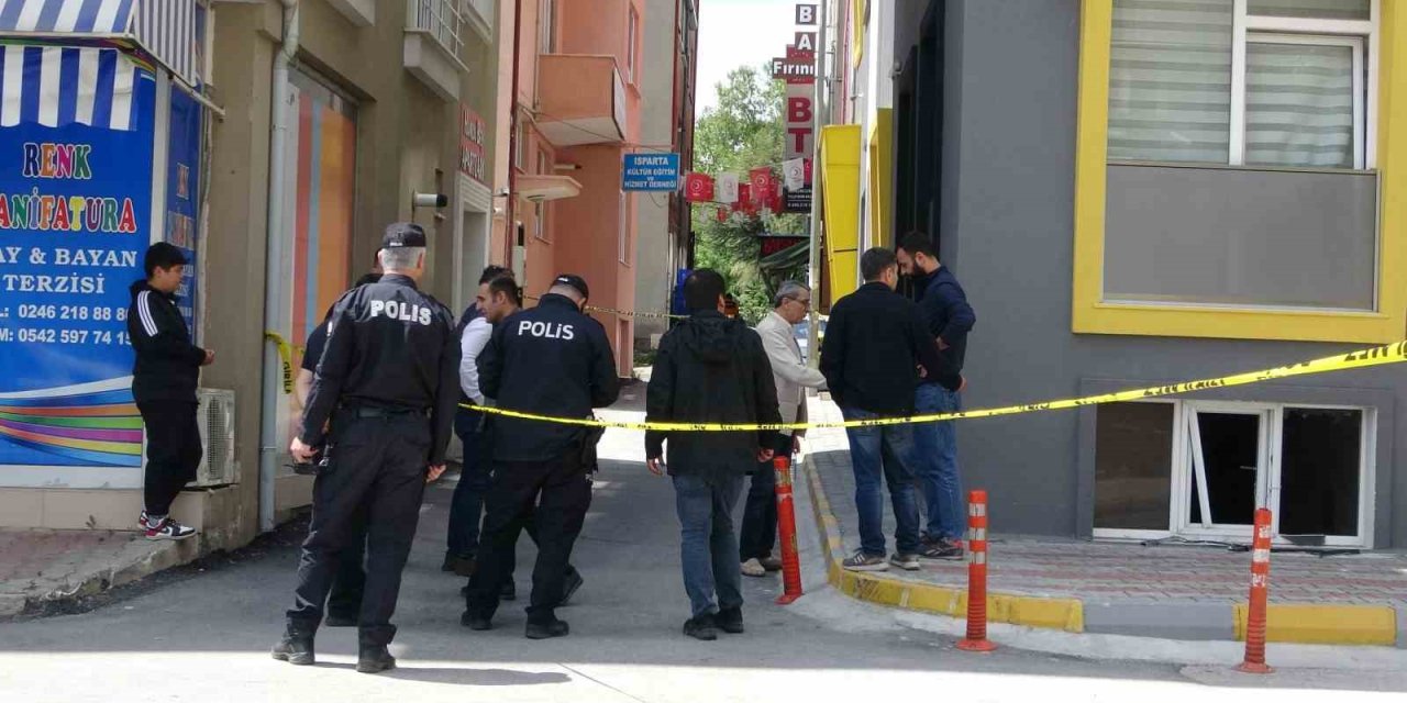 Patlamayı Duyan Deprem Sandı, Kendini Dışarı Attı