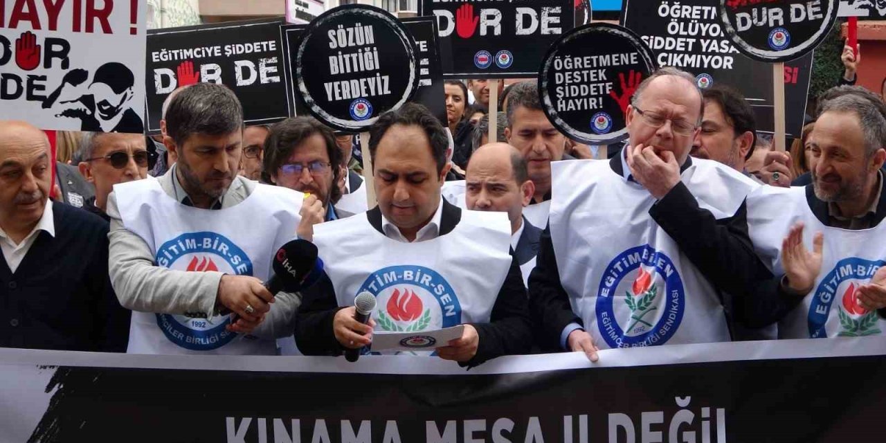 Eğitim Bir-sen Üyeleri, Maltepe’de Okul Yöneticilerine Saldırıyı Protesto Etti