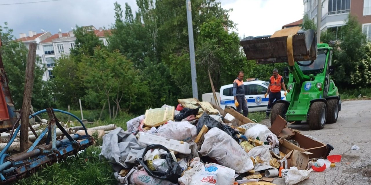 Belediye Ekipleri Müstakil Evden 5 Kamyon Çöp Çıkarttı