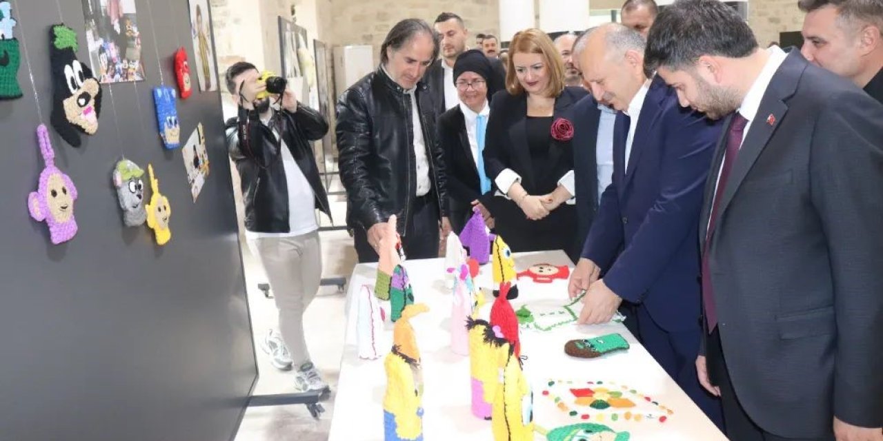 Açtığı Serginin Gelirini Engellilere Bağışladı