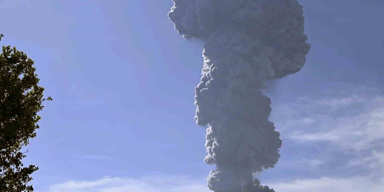 Endonezya’daki Ibu Yanardağı’nda Patlama
