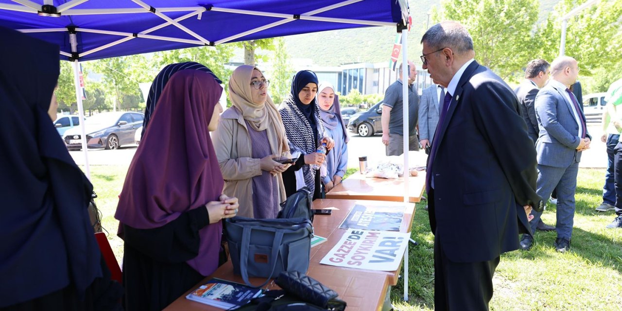 Rektör Kutluhan Paü’de Kurulan Filistin’e Destek Çadırlarını Ziyaret Etti