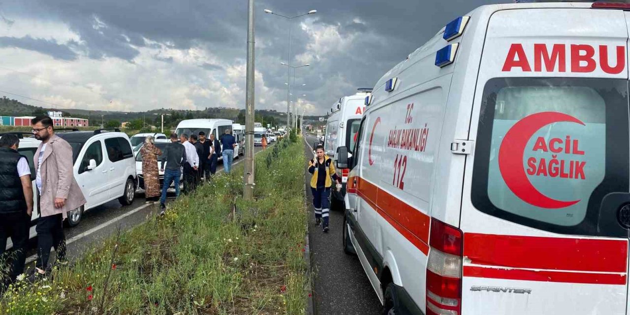 Diyarbakır’da 8 Araçlı Zincirleme Kaza: 2 Yaralı
