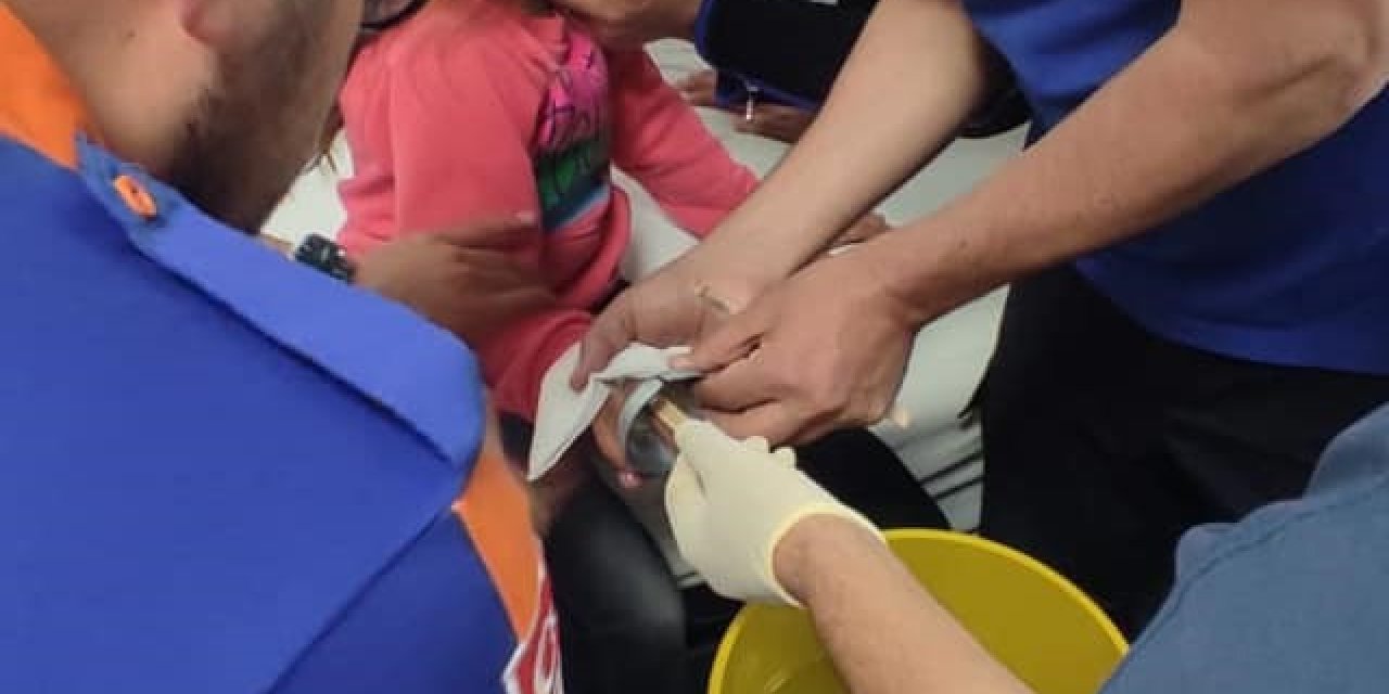 Parmağını Çelik Kapağa Sıkıştıran Çocuğun İmdadına Afad Ekipleri Yetişti