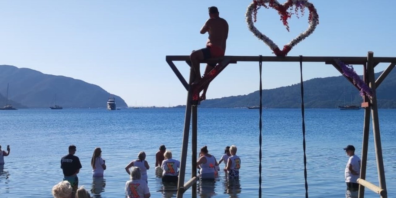 İngiliz Turistler Ülkesinde Ölen Yakınlarının Küllerini Denize Döktü