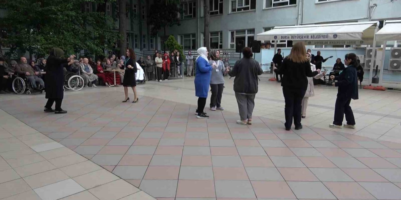 Hastane Personeli Hemşireler Günü’nü Hastalarla Birlikte Kutladı