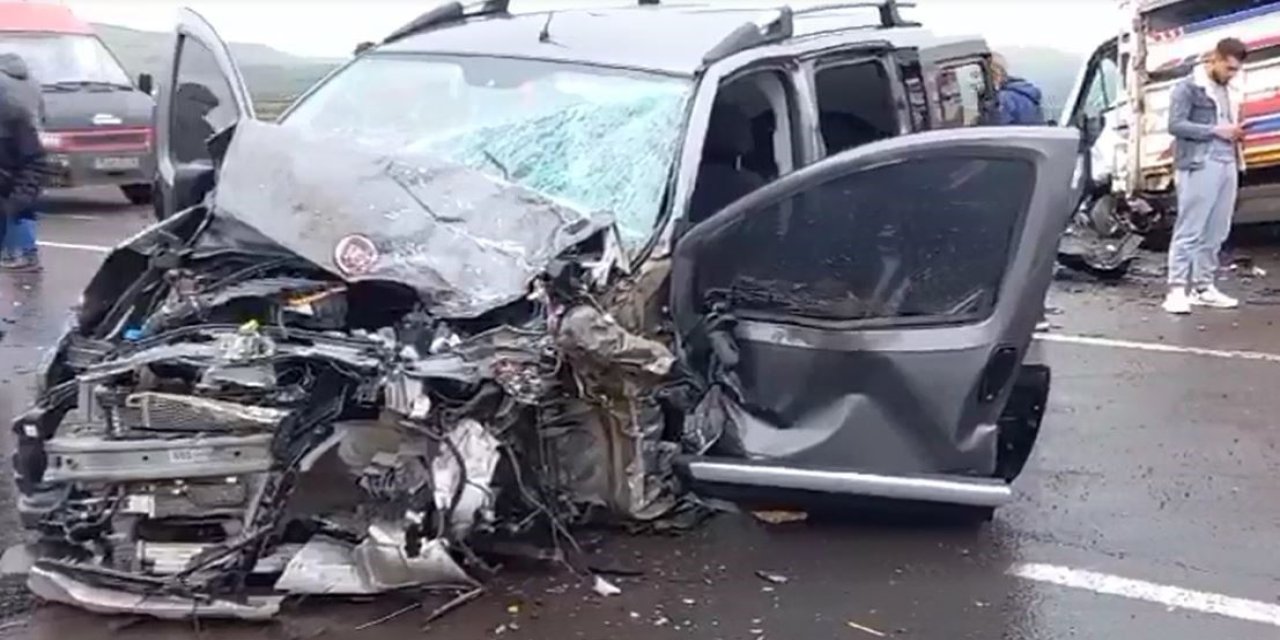 Ardahan’da Kafa Kafaya Çarpışan İki Araç Hurdaya Döndü: 2 Yaralı