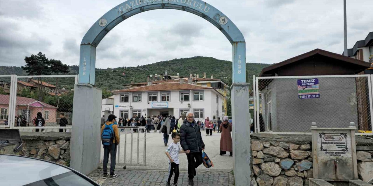 Tokat’ta Akli Dengesi Yerinde Olmayan Şahıs Okul Bahçesinde Korkulu Anlar Yaşattı